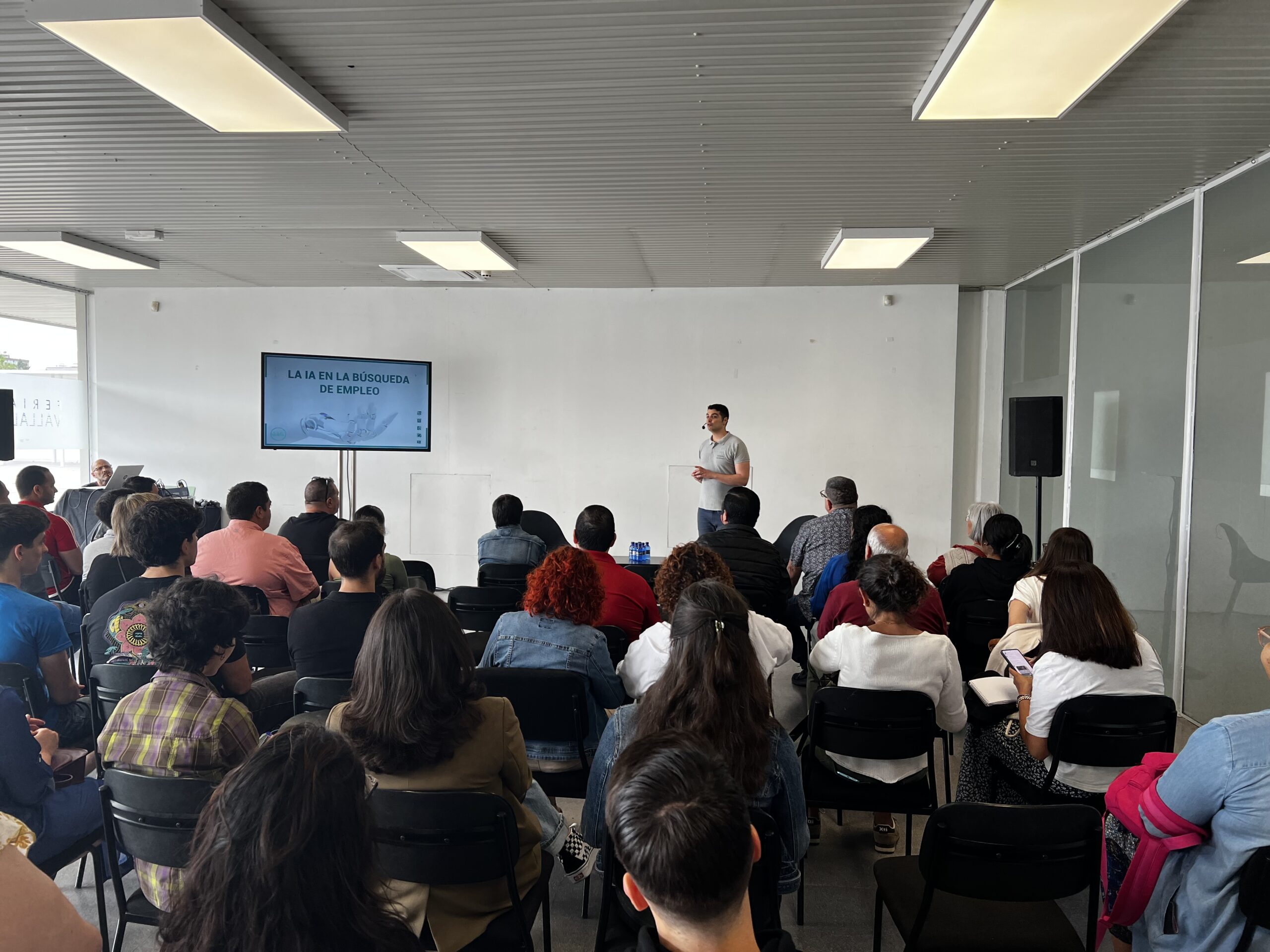 Ponencia "Creación de CV con efecto WOW" en feria de empleo Puente de Vallecas Madrid