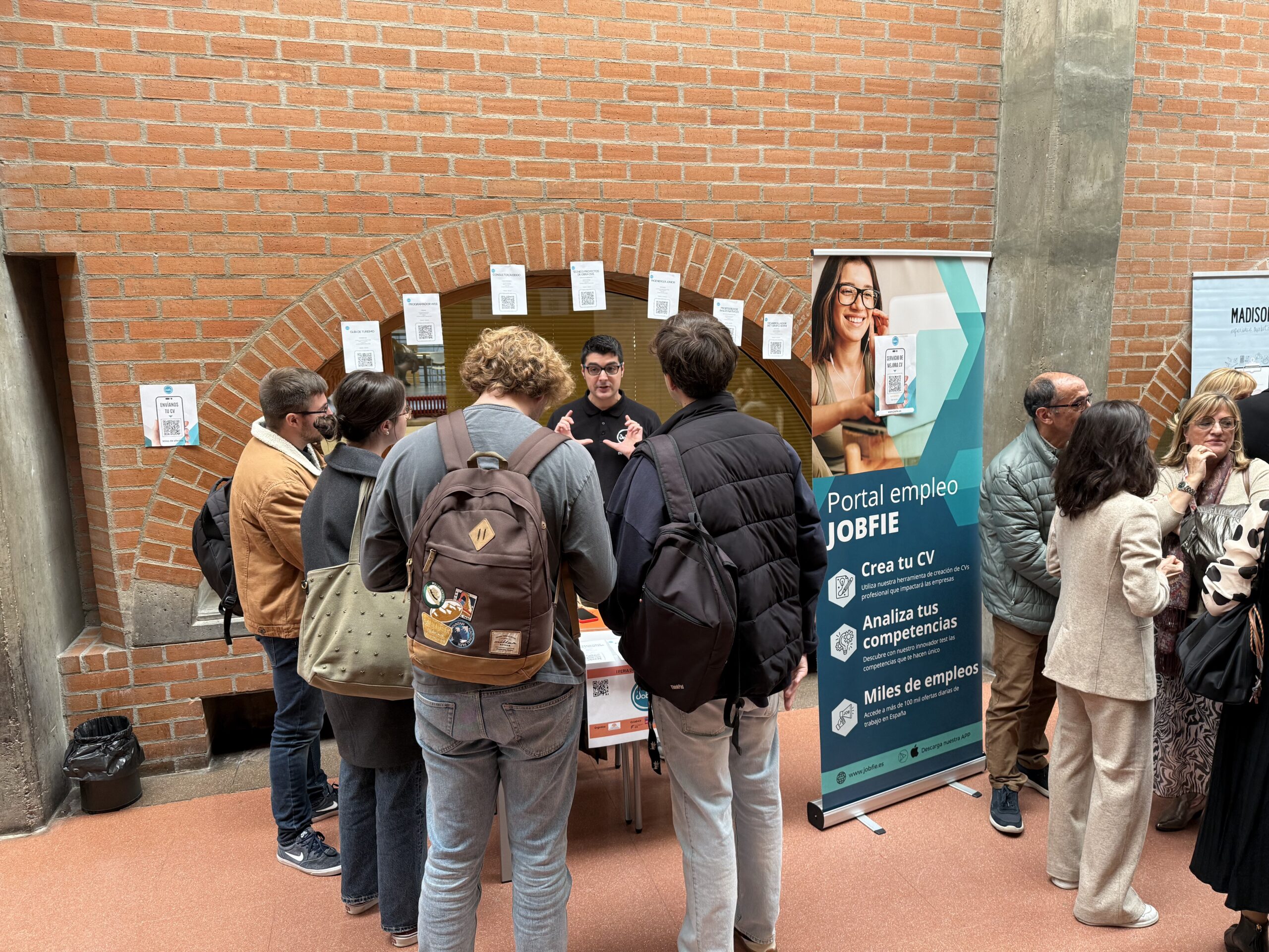 Asesoramiento y difusión de ofertas en la Universidad de Comercio Valladolid en ferias de empleo