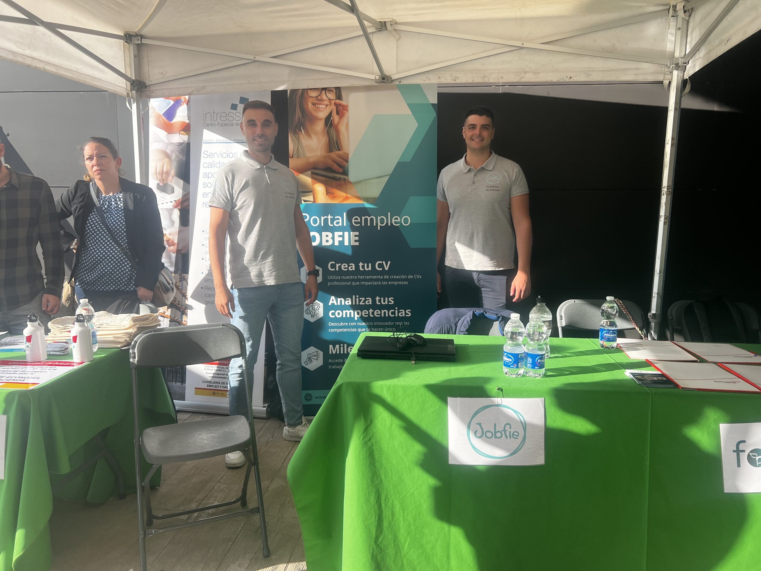 Promoción de ofertas y asesoramiento en feria de empleo Puente de Vallecas Madrid