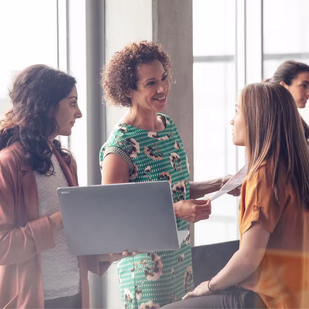 Técnicos de empleo en una reunión
