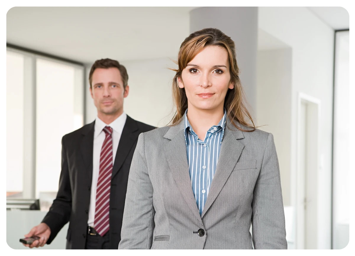 Dos reclutadores de perfiles técnicos mirando a cámara servicio de headhunting y selección